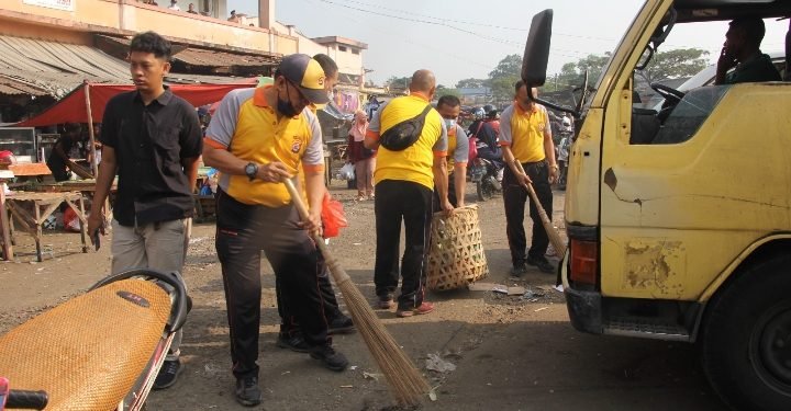 Ditbinmas Polda Banten Gelar Jumat Bersih di Pasar Rau Serang Kota