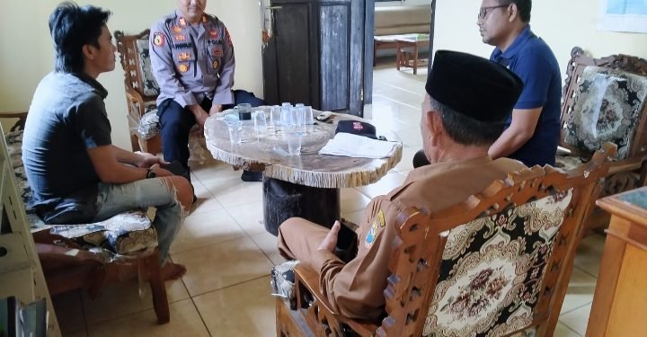 Jalin Silaturahmi Dengan Kades Pasir Kupa Kapolsek Rangkasbitung Polres Lebak Giat Sambang Sampaikan Pesan Kamtibmas