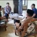 Jalin Silaturahmi Dengan Kades Pasir Kupa Kapolsek Rangkasbitung Polres Lebak Giat Sambang Sampaikan Pesan Kamtibmas