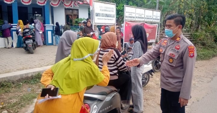 Kapolsek Rangkasbitung Polres Lebak Monitoring Penyaluran Bantuan Beras di Desa Cimangeunteung