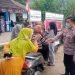 Kapolsek Rangkasbitung Polres Lebak Monitoring Penyaluran Bantuan Beras di Desa Cimangeunteung