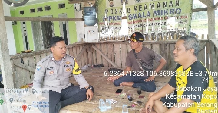 Bhabinkamtibmas Polsek Kopo Polres Serang Ngobrol Bareng Warga Sampaikan Pesan Kamtibmas