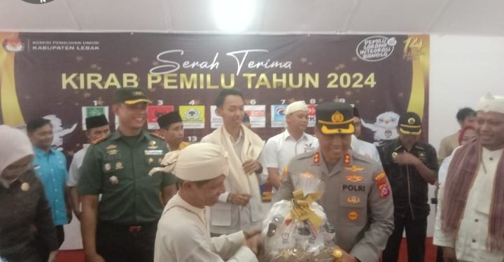 Kapolres Lebak dan Forkopimda Kab. Lebak menghadiri kegiatan serah terima Kirab Pemilu 2024 tingkat Kab. Lebak