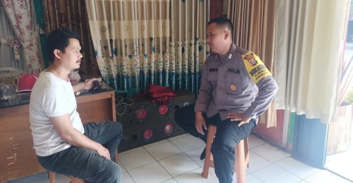 Dekatkan diri di tengah masyarakat ,Personel Bhabinkamtibmas Polsek Cilegon patroli ke desa binaanya