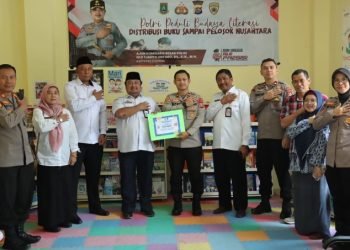 Tingkatkan budaya Literasi Polres Cilegon Salurkan Pendistribusian Buku Sampai Pelosok