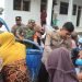 Kapolsek Bojonegara Bersama Anggota Polsek Bojonegara Polres Cilegon Polda Banten Salurkan Lima Ribu Liter Air Bersih Tangani Dampak El Nino