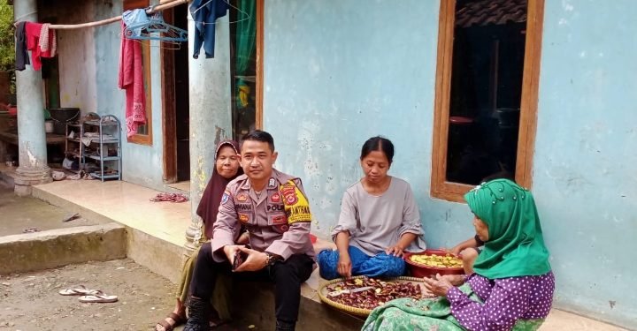 Bhabinkamtibmas Polsek Lebakgedong Polres Lebak Silaturahmi Ke Warga Desa Binaan