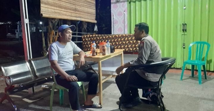 Bhabinkamtibmas polsek Pulomerak laksanakan kunjungan sambil Ngopi Wae bersama warga