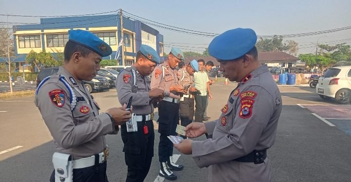 Personel Provam Polres Serang Dicek Urine  dan Sikap Tampang