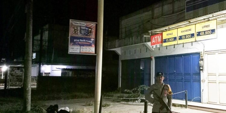 Polsek Malingping Polres Lebak Sambangi Pertokoan Di Malam Hari Antisipasi Kriminalitas