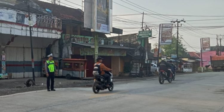 Panit Lantas Polsek Malingping Polres Lebak Lakukan Strong Point Pagi Antisipasi Kemacetan