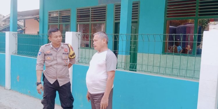 Silaturahmi dengan warganya !!! Bhabinkamtibmas Polsek Pulomerak kunjungi Pa RT