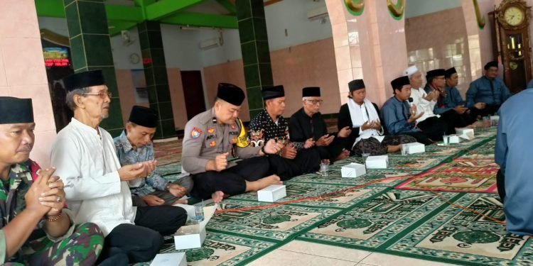 Hadir Di Tengah Masyarakat, Bhabinkamtibmas hadiri Undangan Dzikir Peringatan Maulid Nabi Muhammad SAW 1445.H