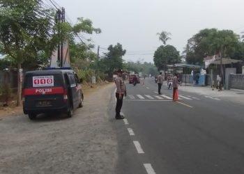 Polsek Cinangka Polres Cilegon Polda Banten Melaksanakan Strong Point Antisipasi Kepadatan Arus Lalu Lintas