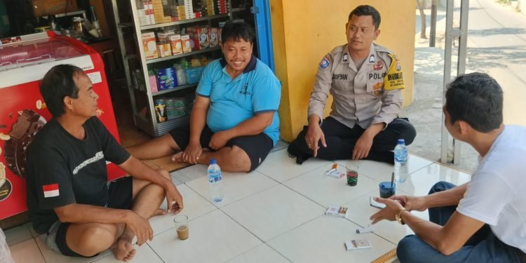Ngopi Sambil Ngobrol,Bhabinkamtibmas Polsek Ciwandan Polres Cilegon Polda Banten Sosialisasi Call Center 110