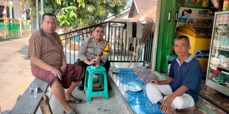 Silahtuhrahmi kerumah warga !!! Bhabinkamtibmas Polsek Puloampel Polres Cilegon Polda Banten guna mendukung program Quick Wins Presisi Polri