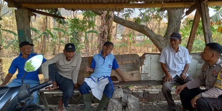 Menjaga Situasi kondusif. Bhabinkamtibmas Polsek Purwakarta Polres Cilegon Mengajak warga Menjaga Lingkunganya masing-masing