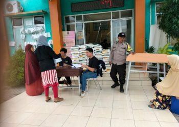 Bantuan Pangan, Bhabinkamtibmas Polsek Ciwandan Polres Cilegon Polda Berikan Pengamanan