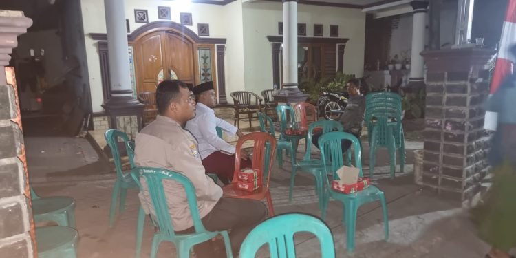 Bentuk Simpati, Bhabinkamtibmas Polsek Ciwandan Polres Cilegon Polda Banten Takziah Warga Yang Meninggal