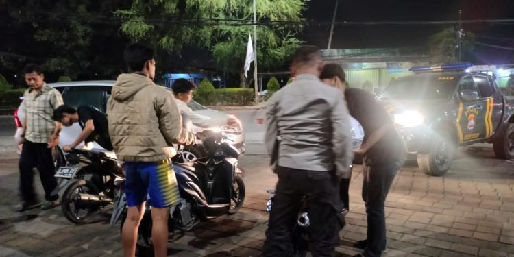 Antisipasi 3C (Curat, Curas, Curanmor), Gank Motor dan gangguan Kriminalitas lainnya, Polsek Cilegon laksanakan Patroli malam hari dan nyalakan Blue Light lakukan Dialogis dengan masyarakat