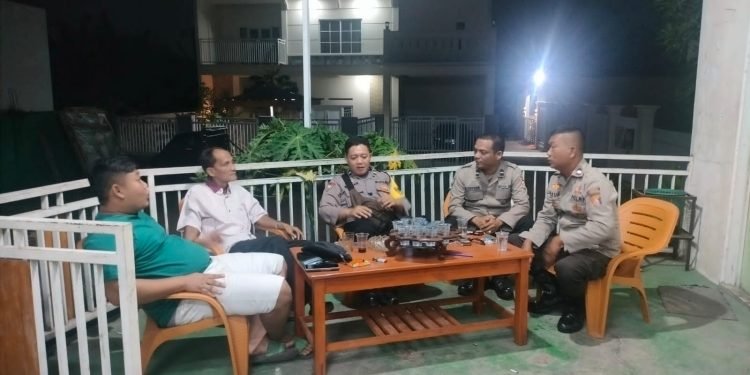 Anggota jaga dan Bhabinkamtibmas laksanakan patroli duduk bersama warga sambil Ngopi !!!