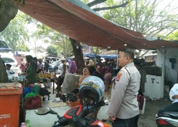Monitoring Pengunjung Wisata Religi Gunung Santri , Personel Polsek Bojonegara Polres Cilegon Polda Banten Pastikan Situasi Tetap Tertib Dan Kondusif