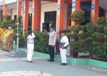 Sambang Sekolah, Panit Binmas Dan Bhabinkamtibmas Polsek Ciwandan Polres Cilegon Polda Banten Arahkan Para Siswa-siswi SD