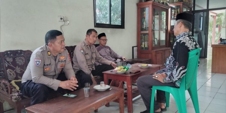 Sambang Sekolah, Kanit Binmas Dan Panit Binmas Polsek Ciwandan Polres Cilegon Polda Banten Berikan Penyuluhan