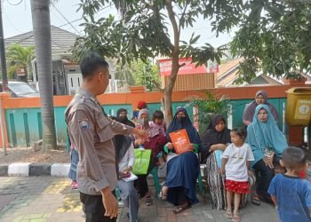 Pembagaian Bantuan Pangan, Bhabinkamtibmas Polsek Ciwandan Polres Cilegon Polda Berikan Pengamanan