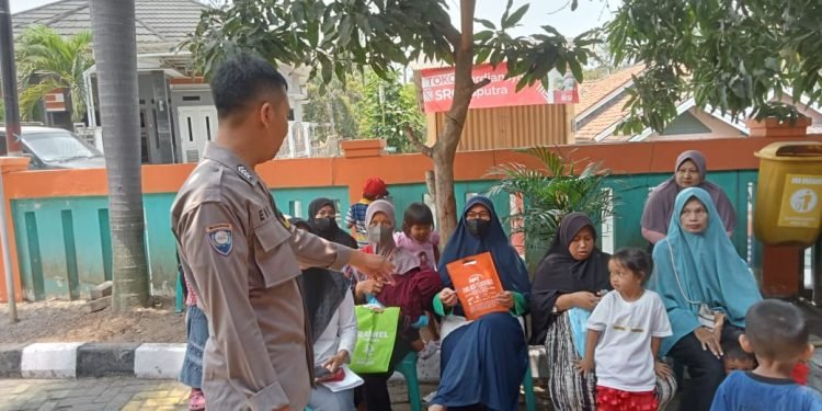 Pembagaian Bantuan Pangan, Bhabinkamtibmas Polsek Ciwandan Polres Cilegon Polda Berikan Pengamanan