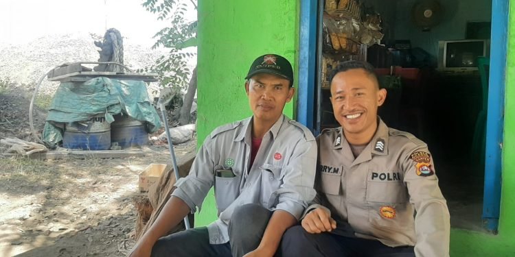 Duduk bareng masyrakat, “YUK NGOPI WAE” Bhabinkamtibmas Polsek Puloampel Polres Cilegon Duduk Bersama