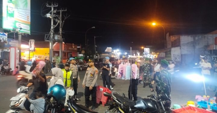 Kapolsek Rangkasbitung Polres Lebak Berikan Himbauan Kamtibmas Ke Warga Masyarakat Di Keramaian