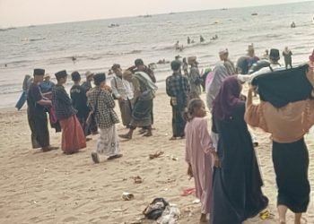 Pantai Carita Tempat Wisata Pasir Putih Penuh Pengunjung