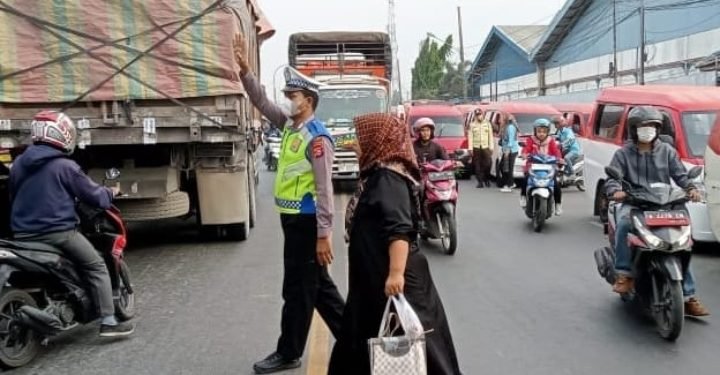 Unit Lantas Polsek Cikande Melaksanakan Gatur Lalin Sore di depan PT. PWI