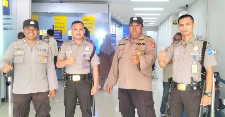 Patroli Ke ATM Bank BCA Anggota Polsek Rangkasbitung Polres Lebak Berikan Himbau Kamtibmas Kepada Nasabah
