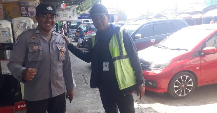 Bhabinkamtibmas Polsek Rangkasbitung Polres Lebak Hampiri Petugas  Parkir