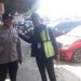Bhabinkamtibmas Polsek Rangkasbitung Polres Lebak Hampiri Petugas  Parkir