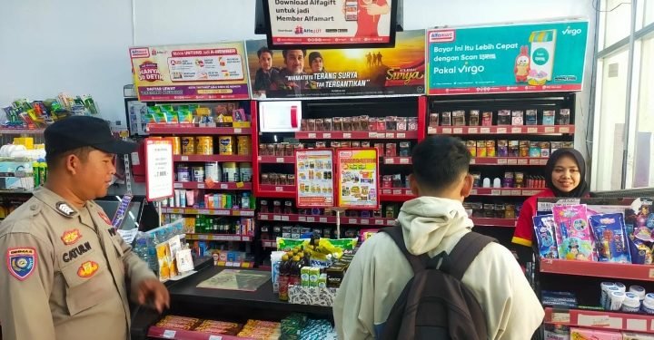 Anggota Polsek Rangkasbitung Polres Lebak Temui Karyawan Toko Alfamart di Jalan Multatuli