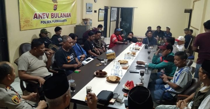 Giat Jumat Curhat, Di Laksanakan di Aula Polsek Purwakarta, Mendengarkan Keluh dan Kesah Masyarakat dan Menampung Masukan inspirasi