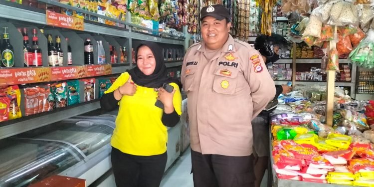Anggota Polsek Rangkasbitung Polres Lebak Sambangi Pemilik Toko Sembako