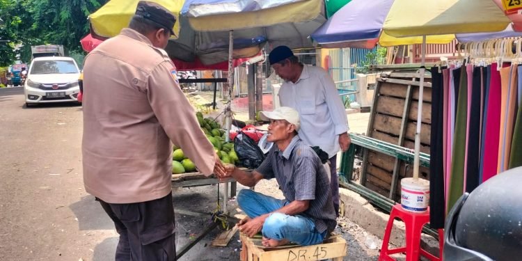 Anggota Polsek Rangkasbitung Polres Lebak Sapa Pedagang Buah