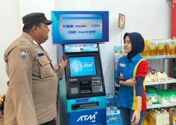 Anggota Polsek Rangkasbitung Polres Lebak Temui Karyawan Indomaret