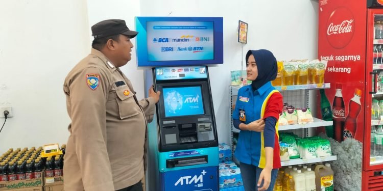 Anggota Polsek Rangkasbitung Polres Lebak Temui Karyawan Indomaret