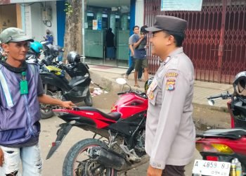 Bhabinkamtibmas Polsek Rangkasbitung Polres Lebak Hampiri Petugas Parkir Di Pasar Rangkasbitung