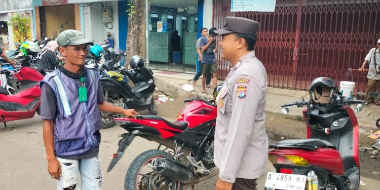 Bhabinkamtibmas Polsek Rangkasbitung Polres Lebak Hampiri Petugas Parkir Di Pasar Rangkasbitung