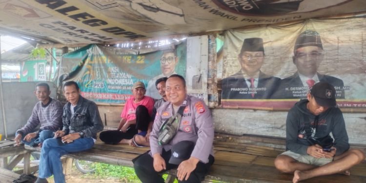 Sapa Tokoh Masyarakat Desa Mekarsari Bhabinkamtibmas Polsek Rangkasbitung Polres Lebak Sampaikan Pesan Kamtibmas