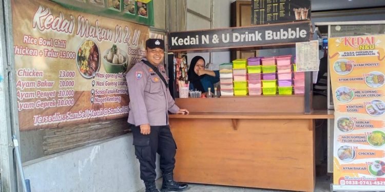 Bhabinkamtibmas Polsek Rangkasbitung Polres Lebak Giat Silaturahmi ke Pedagang Seblak