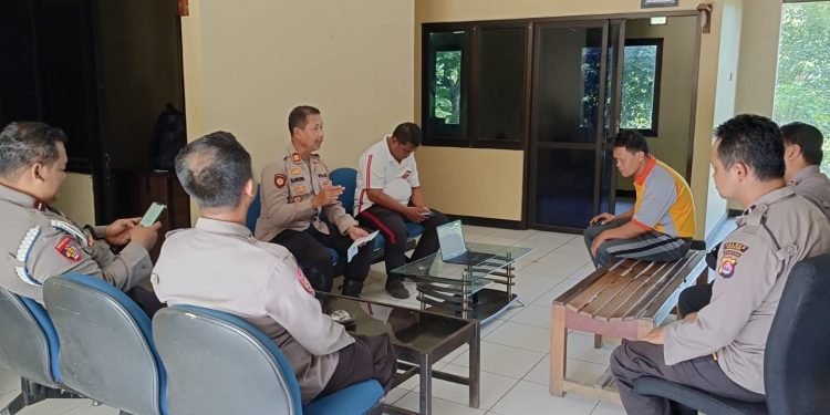 Kapolsek Cikeusal : Pentingnya Kerja Sama dalam Anev dengan Anggota
