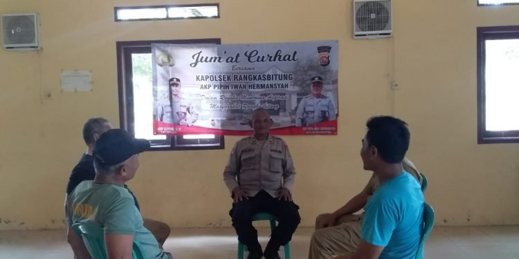 Kanit Binmas Polsek Rangkasbitung Polres Lebak Gelar Jum’at Curhat Bersama Warga Kampung Leweung Lojor