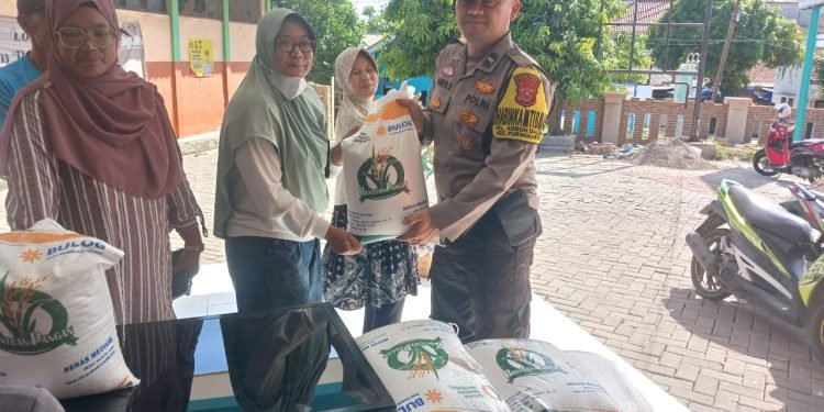 Personil Bhabinkamtibmas Polsek Purwakarta Polres Cilegon Monitoring Dan Pengamanan Pembagian Bantuan Pangan Cadangan Beras Pemerintah